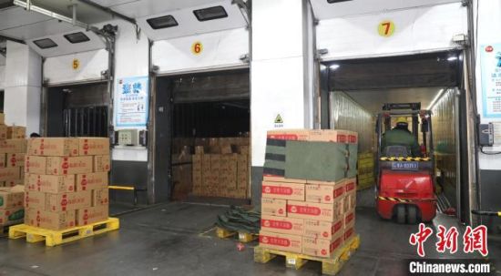 　圖為叉車工人將速凍食品擺放整齊。 惠濟區(qū)委宣傳部供圖